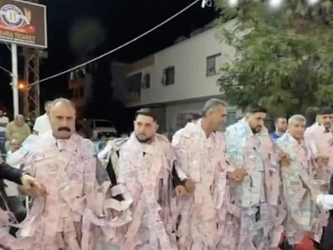 Mersin'deki aşiret düğününde davetliler paralarla halay çekti