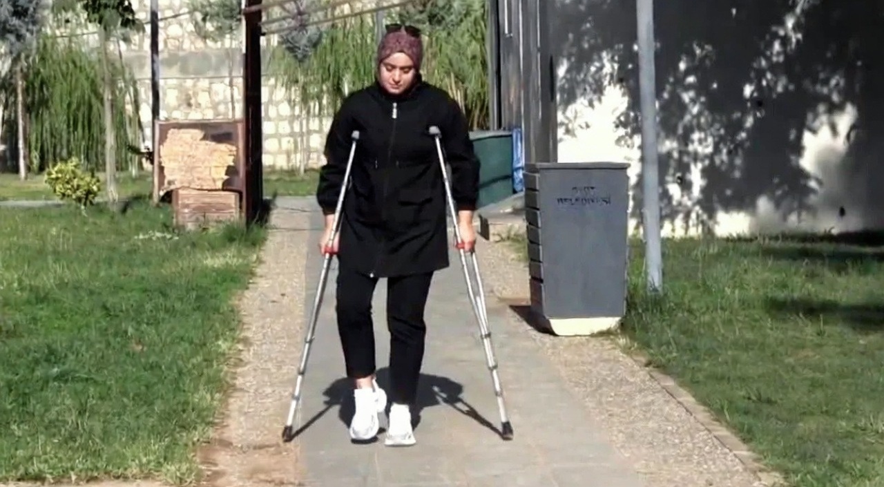 Ameliyat sonrası bacağı dışa dönen Bahar Ulu cihaz desteği bekliyor
