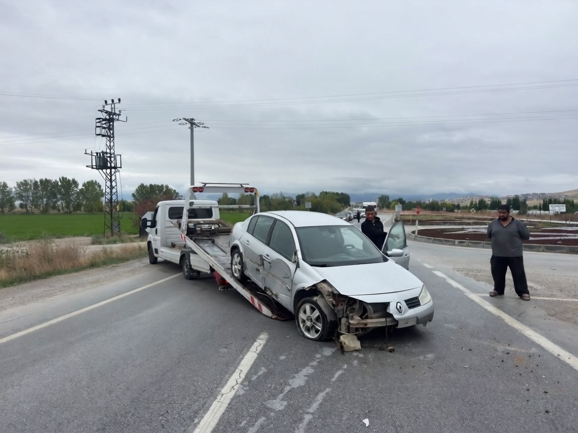 Afyonkarahisar'da otomobil refüje girerek durabildi: 1 yaralı
