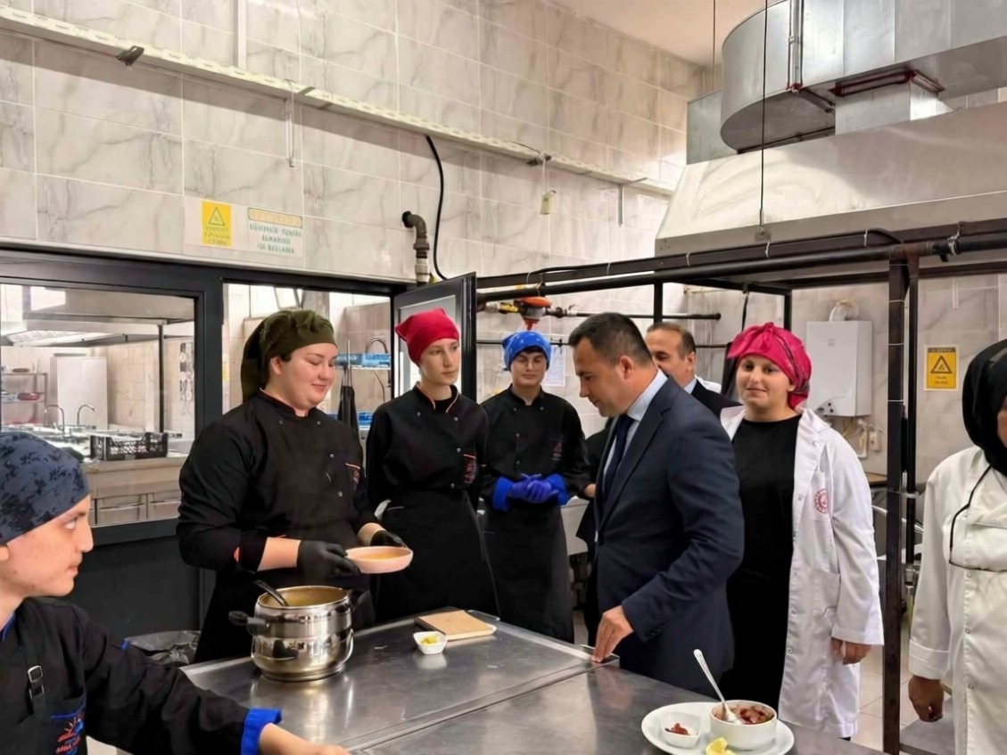 Akçakoca Kaymakamı Uzan turizm lisesi öğrencileriyle bir araya geldi