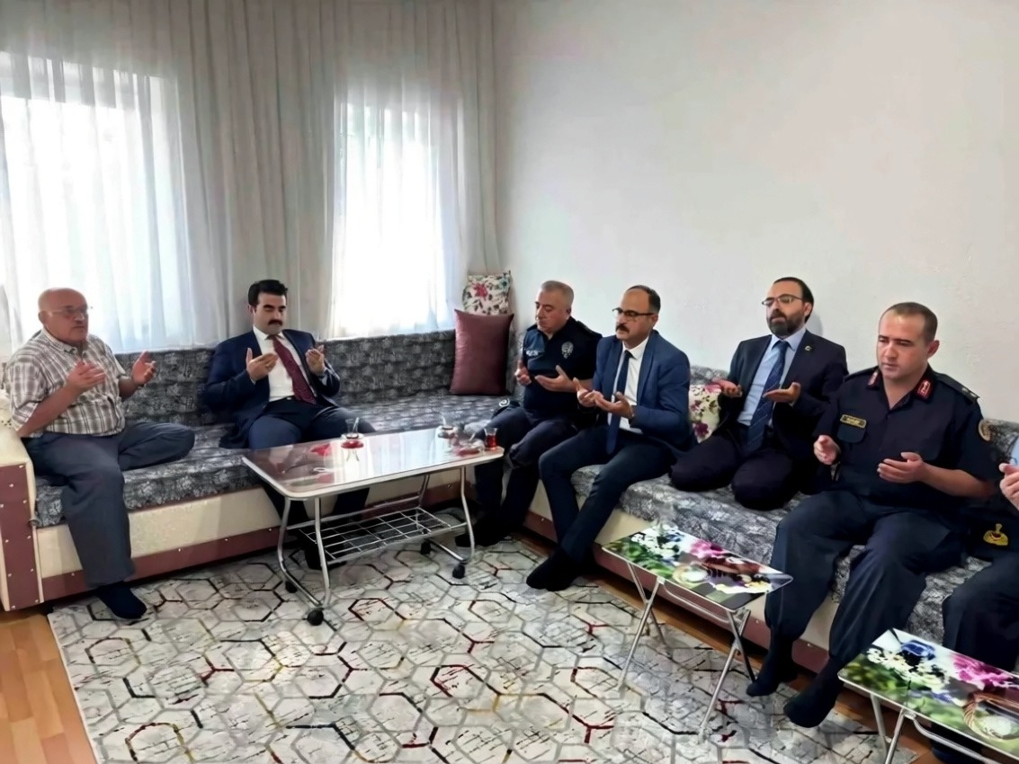 Tomarza Kaymakamı Selim Eser gazileri evlerinde ziyaret etti