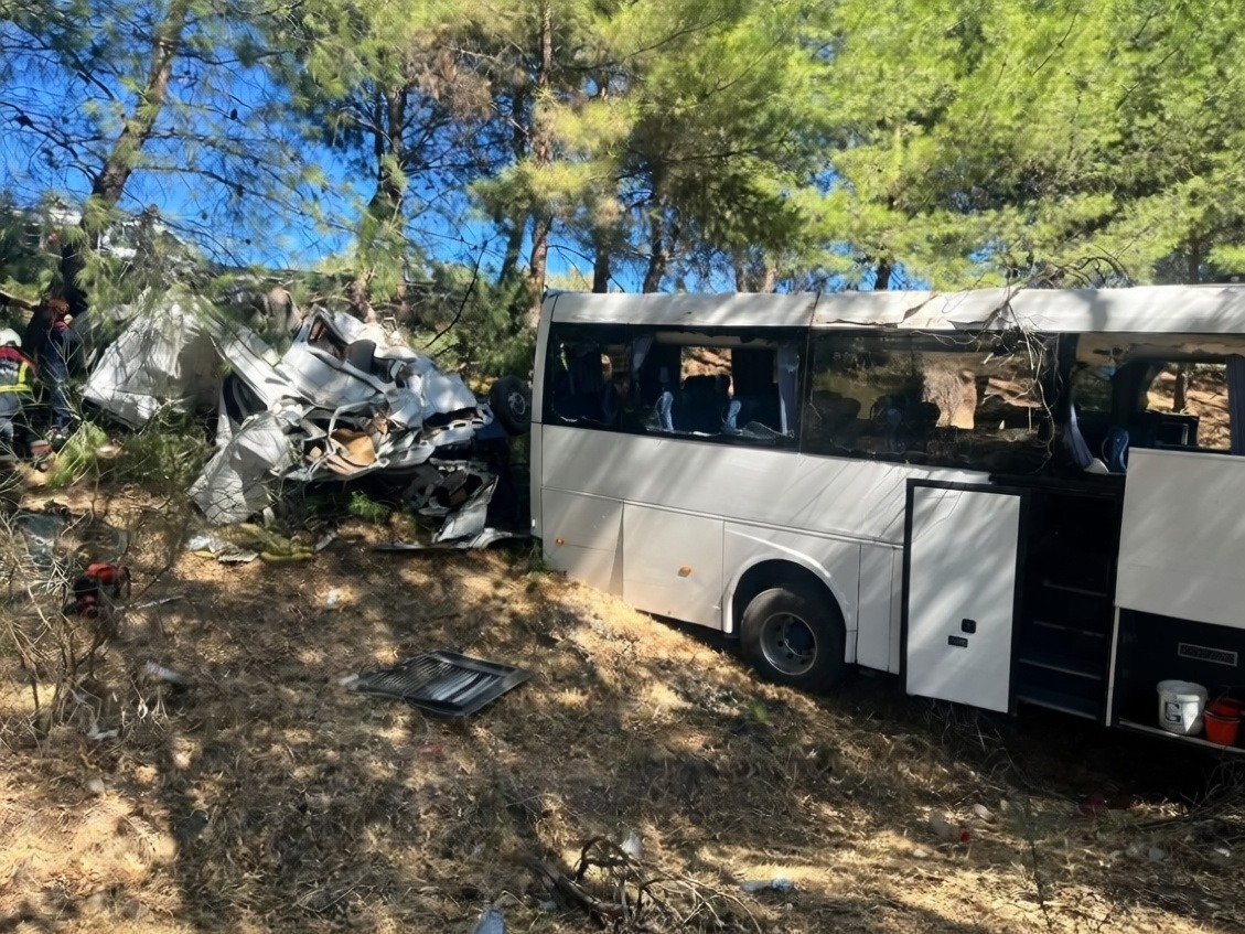 Aydın'da tur otobüsü ile minibüs çarpıştı: 2 ölü, 9 yaralı