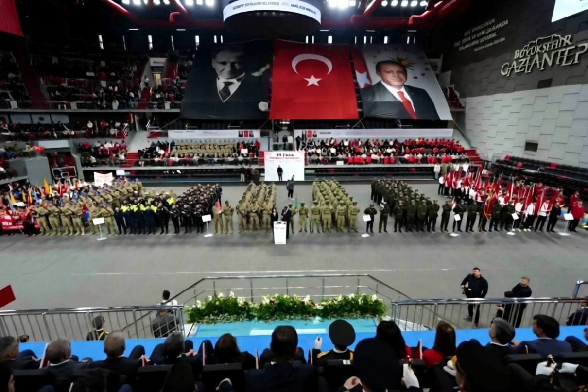Gaziantep'te Cumhuriyet bayramı törenleri kapalı spor salonunda yapıldı