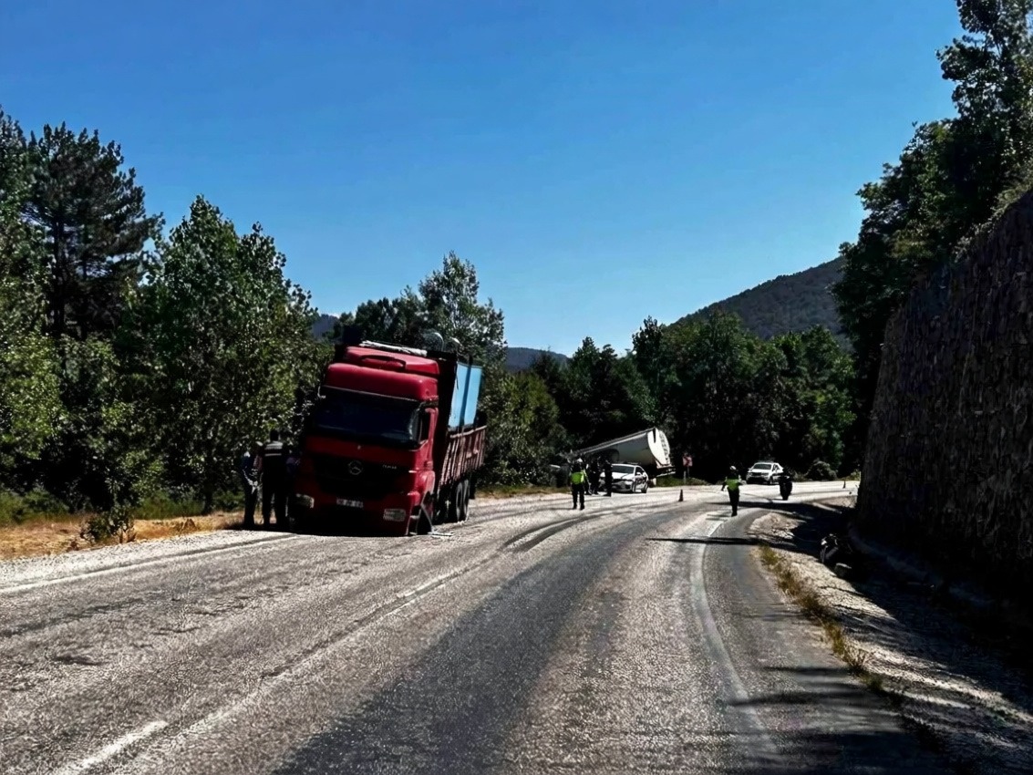 Bolu Mudurnu'da iki kamyon çarpıştı: 1 yaralı