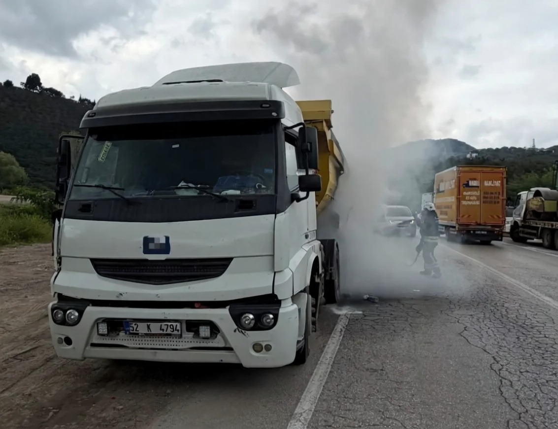 Ordu'da seyir halindeki hafriyat kamyonunun dorsesi yandı