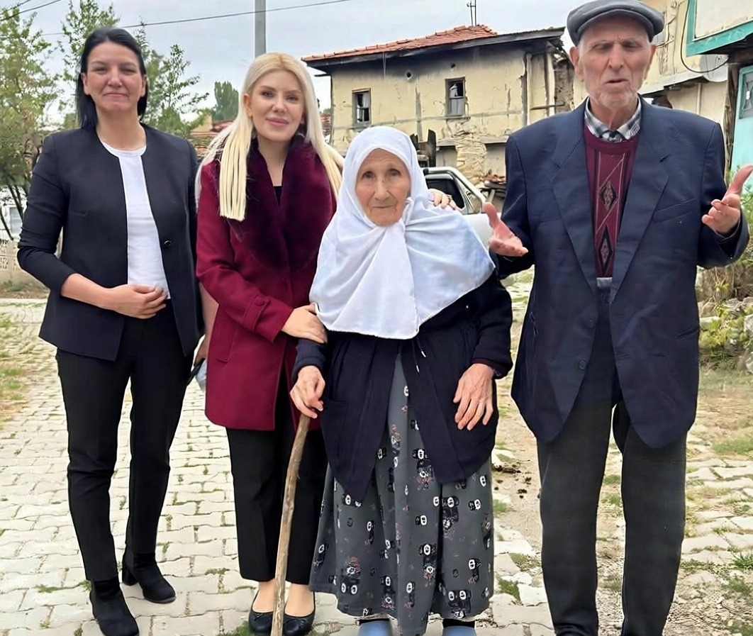 Altıntaş Kaymakamı Yıldırım'dan Saraycık Köyü'nde yaşlı çifte ziyaret