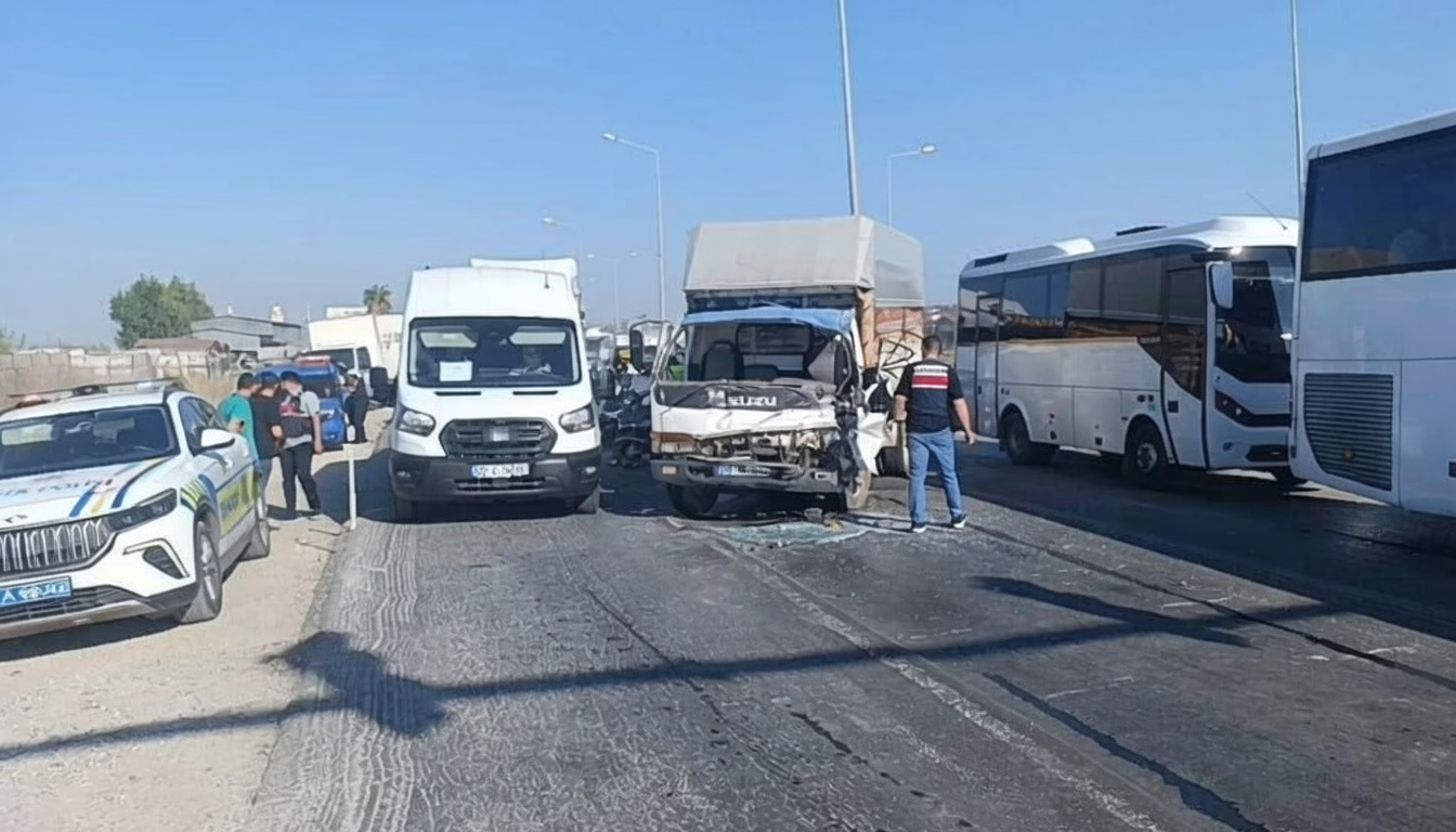 Antalya'da iki kamyonun çarpışması D-400 Karayolu'nda trafiği kilitledi