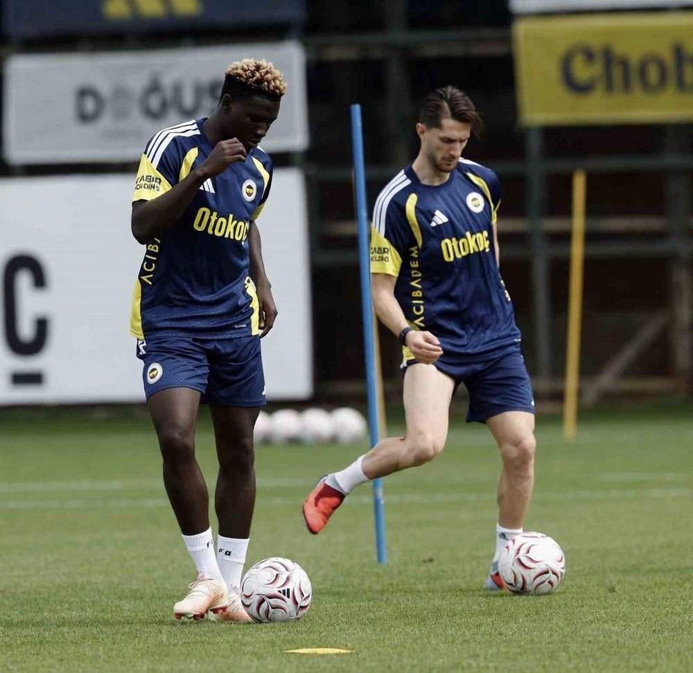 Fenerbahçe'de yeni transfer Oppong takımla ilk idmanına çıktı