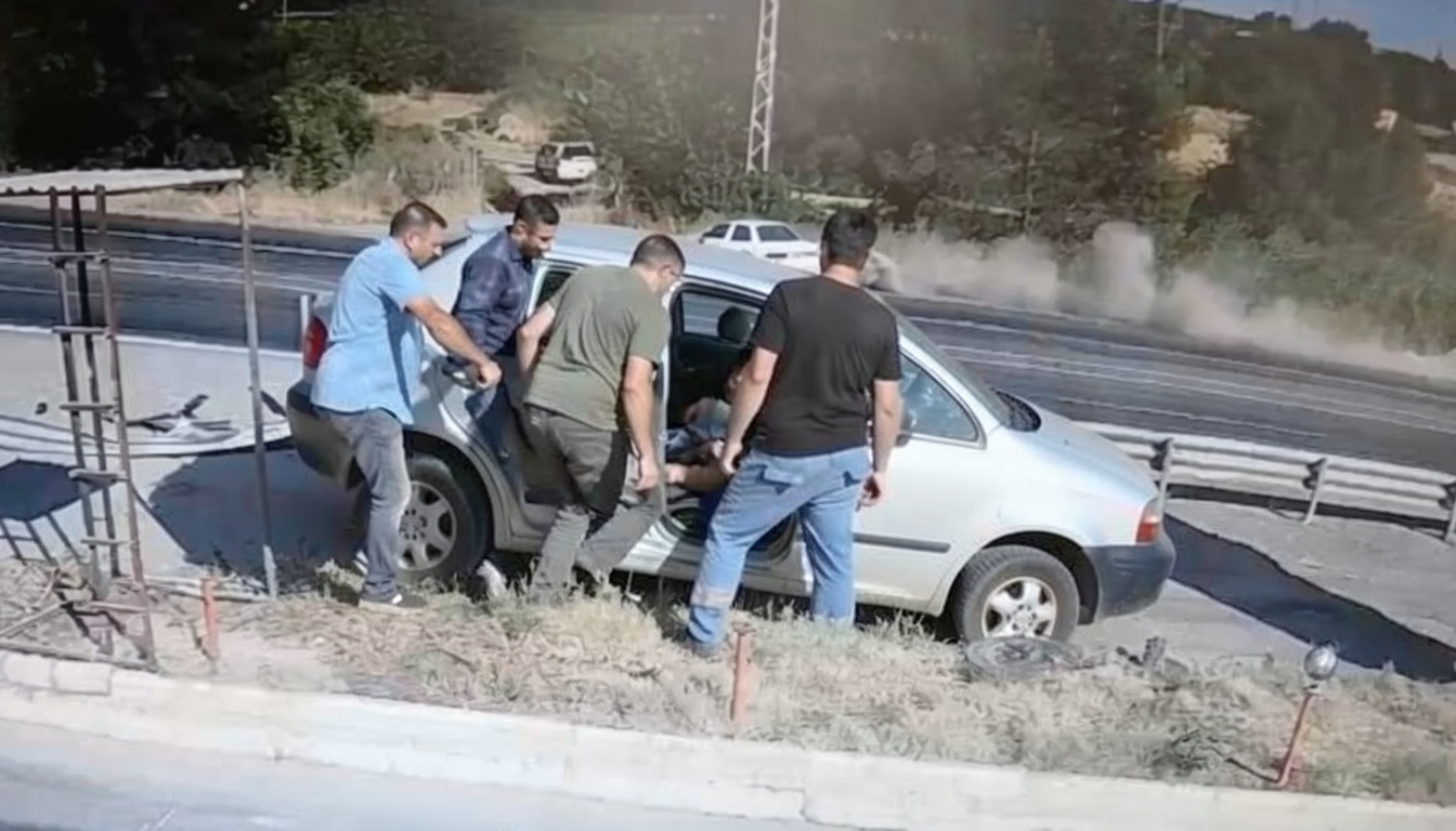 Adıyaman'da şarampole devrilen otomobilde 2 kişi yaralandı