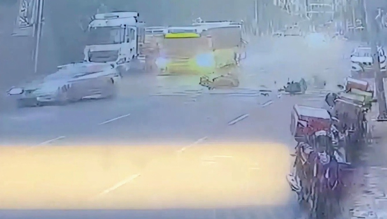 Kağıthane'de motokuryenin park halindeki araca çarpması sonucu kaza meydana geldi