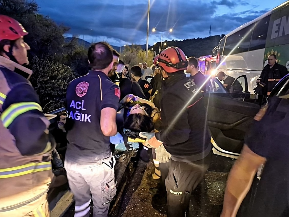 Yalova'da 7 aracın karıştığı zincirleme kazada 11 kişi yaralandı