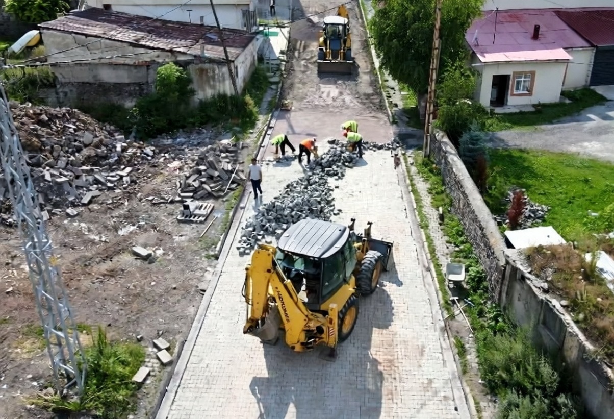 Ardahan Belediyesi mahalle yollarını kilit parke taşıyla yeniliyor