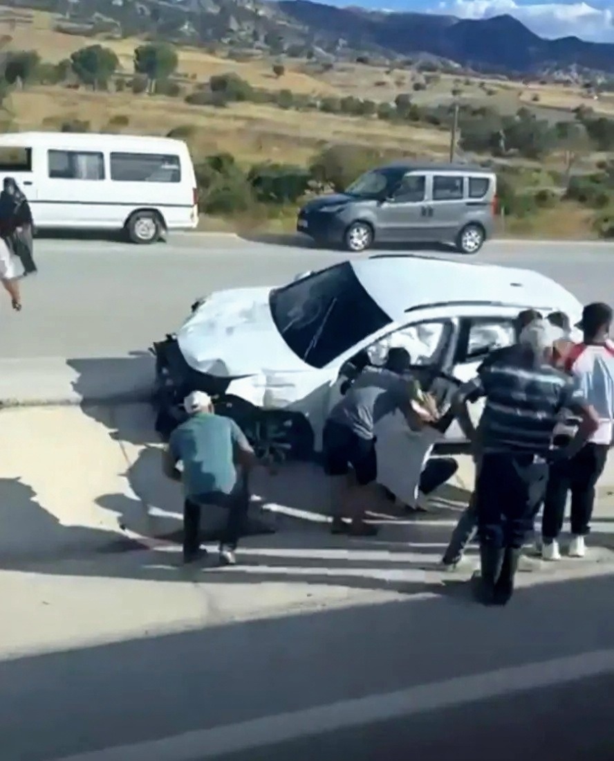 Burdur'da otomobil refüjdeki levhalara çarptı: 1 yaralı