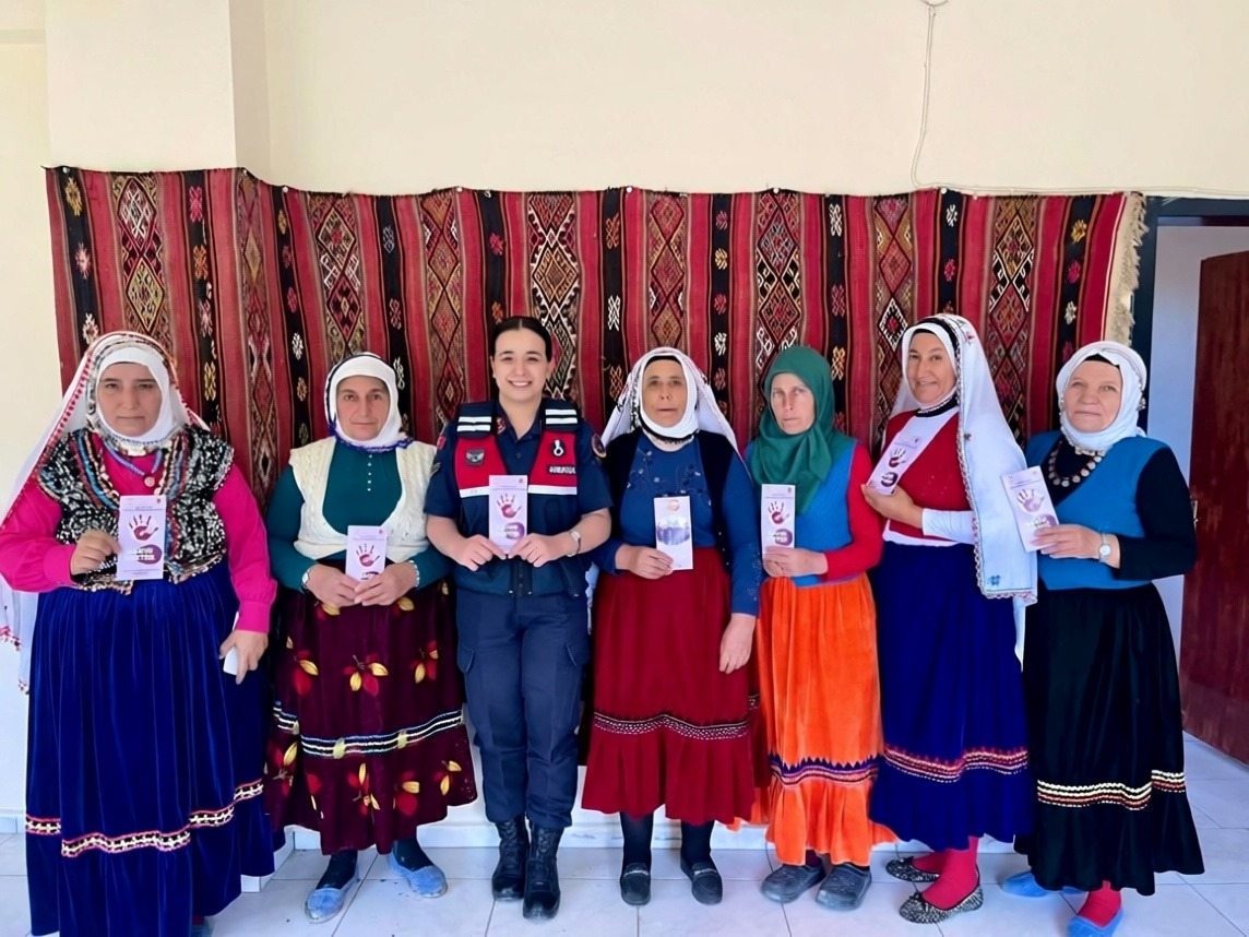 Sivas jandarmasından Korkut köyünde KADES bilgilendirmesi