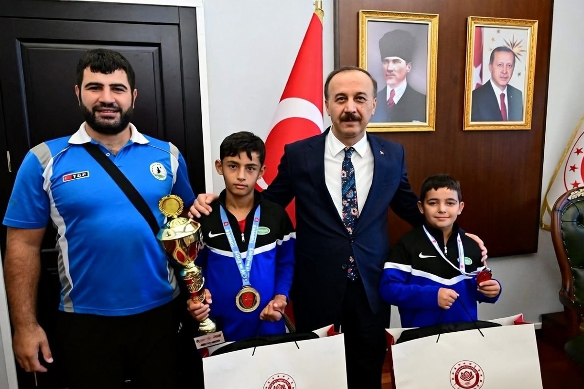 Isparta Valisi ve Belediye Başkanı başarılı güreşçileri kabul etti