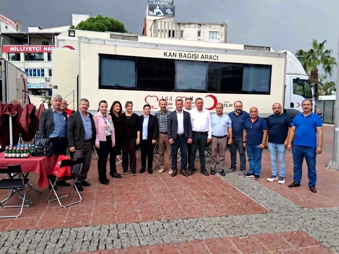 Aliağa muhtarları Kızılay için kan bağışında bulundu
