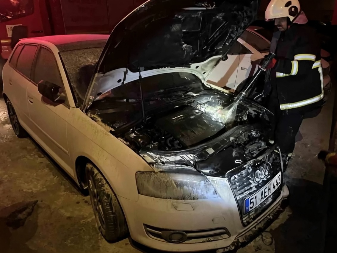 Niğde'de bir sitenin otoparkında park halindeki otomobil yandı