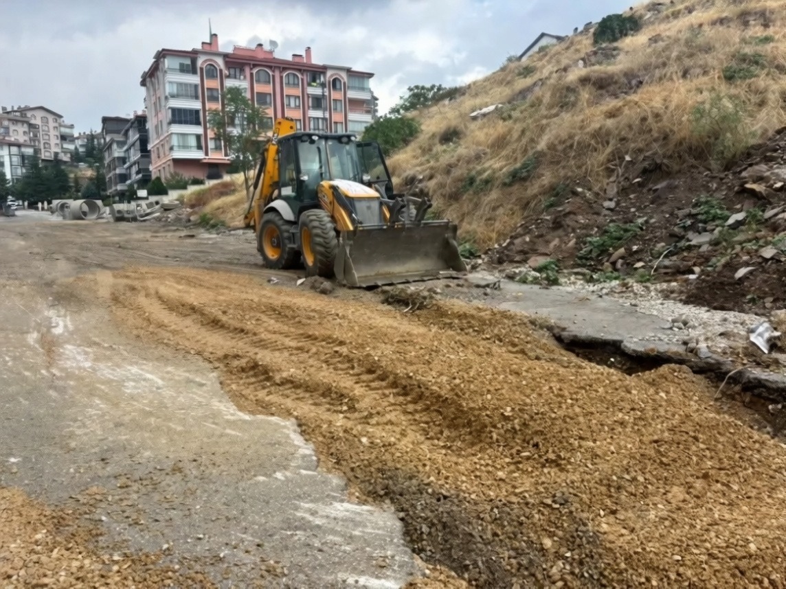 Ankara Keçiören'de sel nedeniyle çöken yola düşen 20 araç hasar gördü