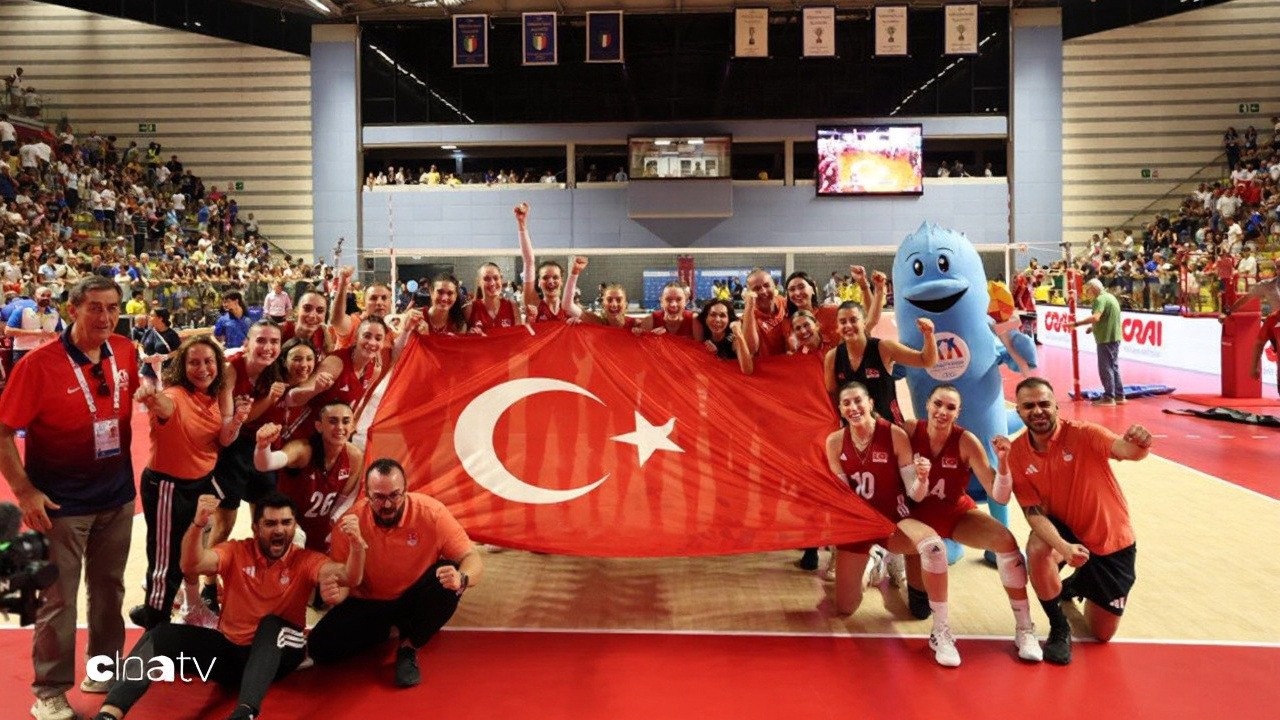 Akdeniz Oyunları şampiyonu voleybol takımı İstanbul'a döndü