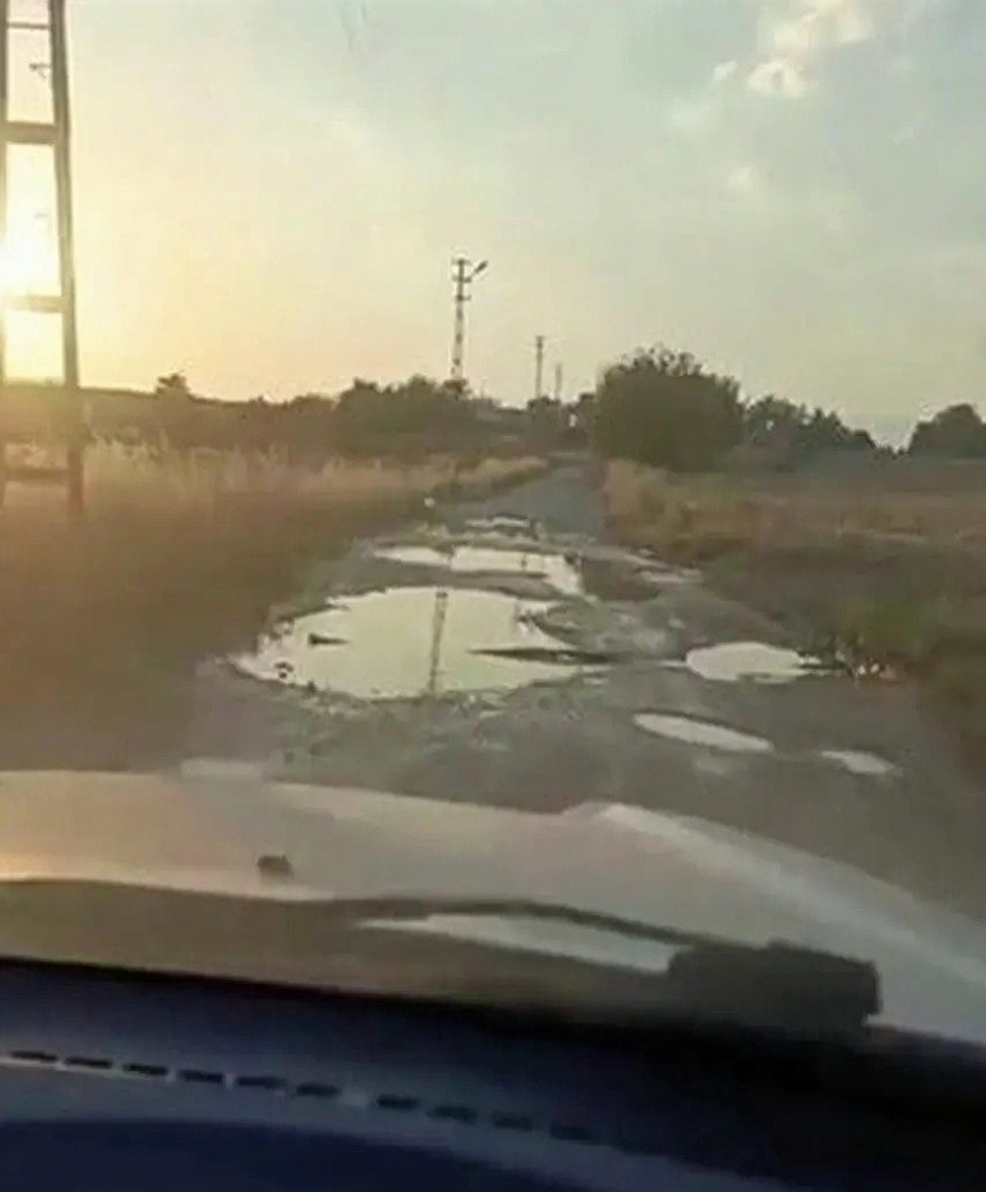 Adıyaman'da köy yolundaki çökmeler ulaşımı güçleştiriyor