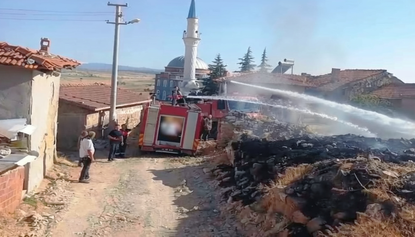 Kütahya Tavşanlı'da otluk alandaki yangın evlere ulaşmadan söndürüldü