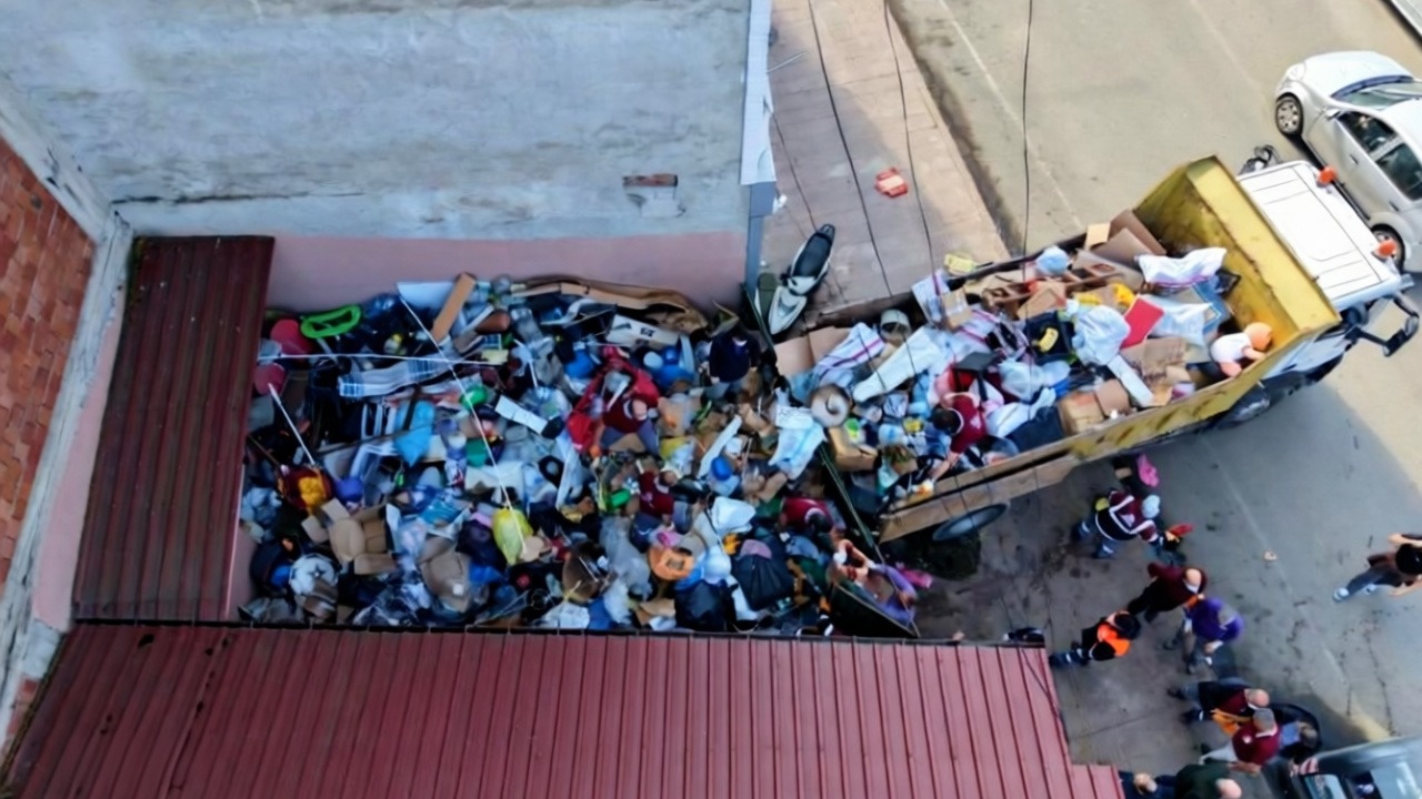 Ordu'da kötü koku ihbarı yapılan evden 20 kamyon çöp çıkarıldı