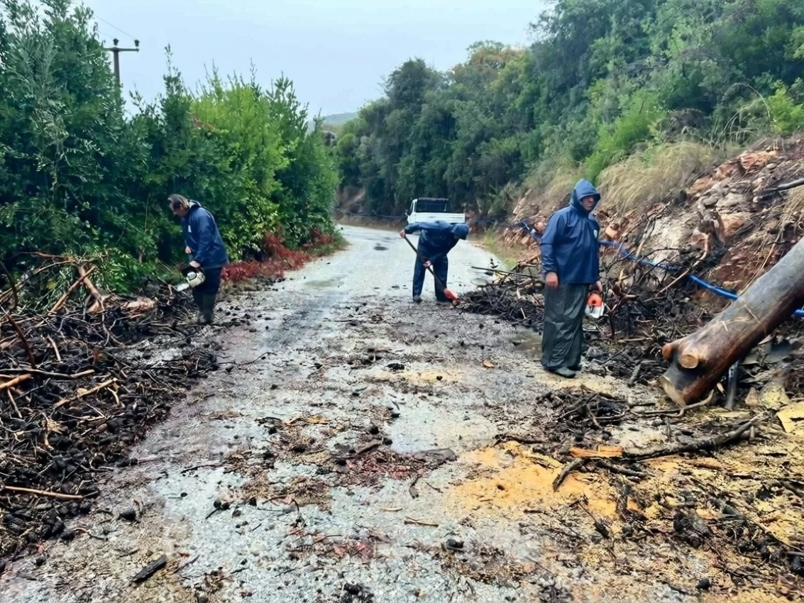 Marmaris Belediyesi sağanak yağışa karşı ekiplerini sahaya sürdü