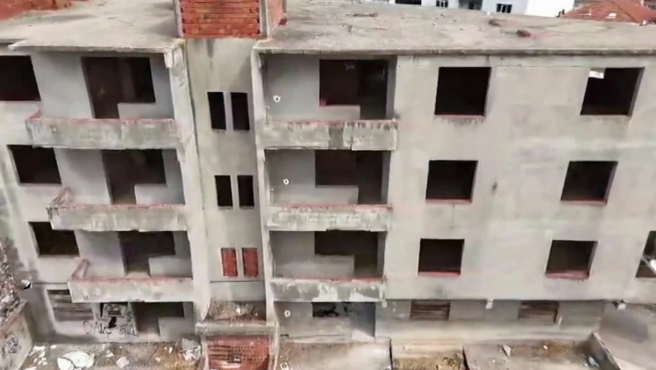 Karacabey'de 30 yıldır tamamlanmayan binadaki kaymalar mahalleliyi endişelendirdi
