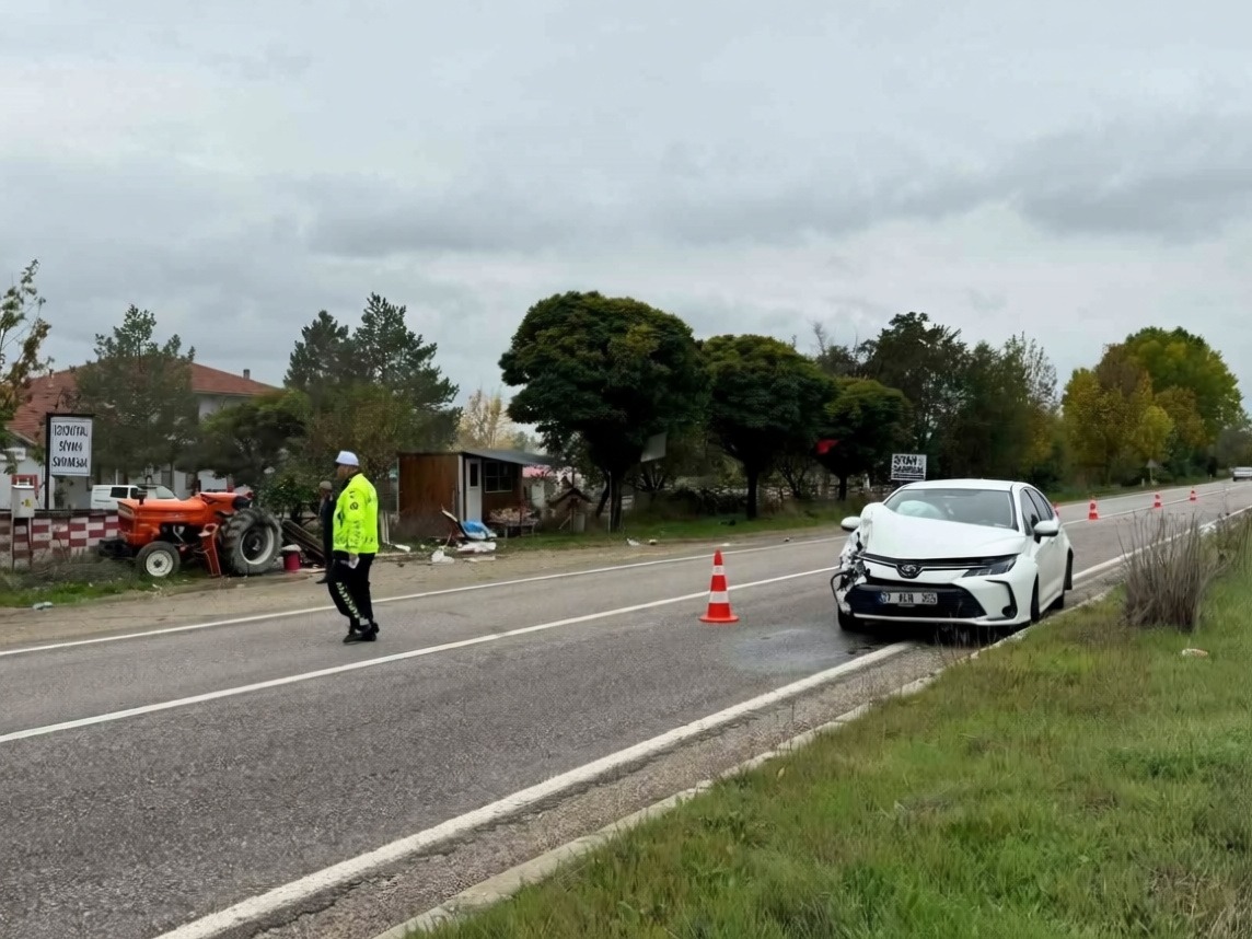 Kastamonu'da otomobilin traktöre arkadan çarpması sonucu bir kişi yaralandı