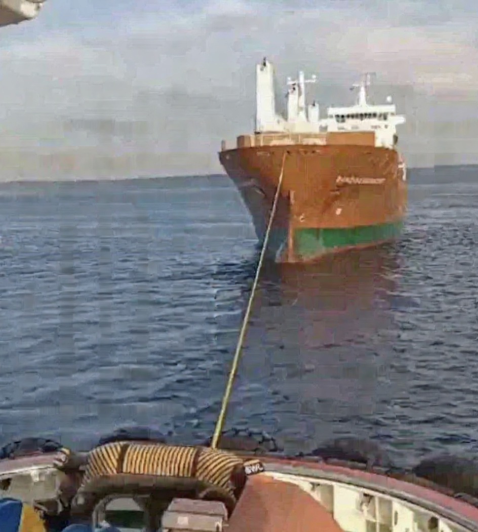 Çanakkale Boğazı'nda makine arızası yapan kargo gemisi demirletildi