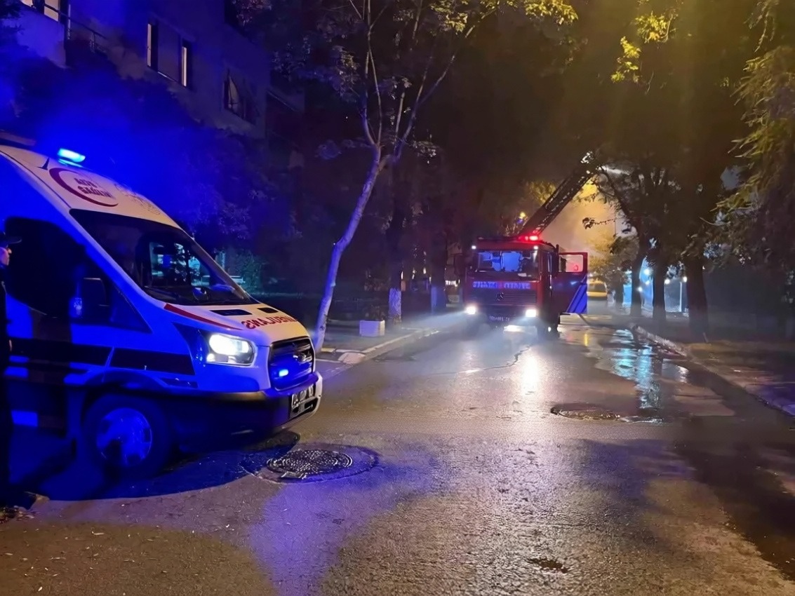 Bakırköy'de kentsel dönüşüm için boşaltılan binanın çatısı yandı