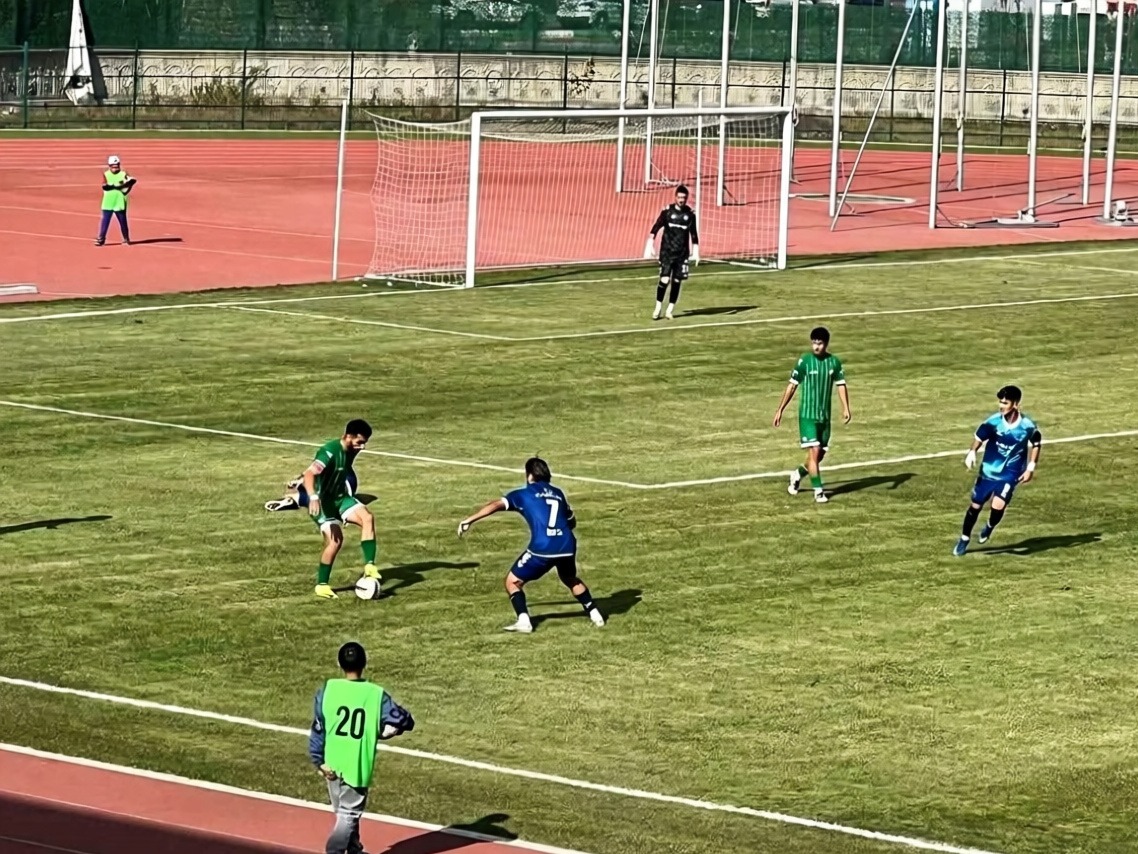 Kars 36 Spor, Beşikdüzü 1834 Spor'u 3-0 mağlup ederek liderliğe yükseldi