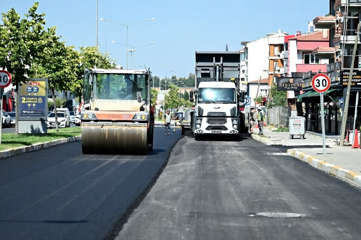 Balıkesir'de Savaştepe Caddesi'ne 6 bin 200 ton sıcak asfalt serildi