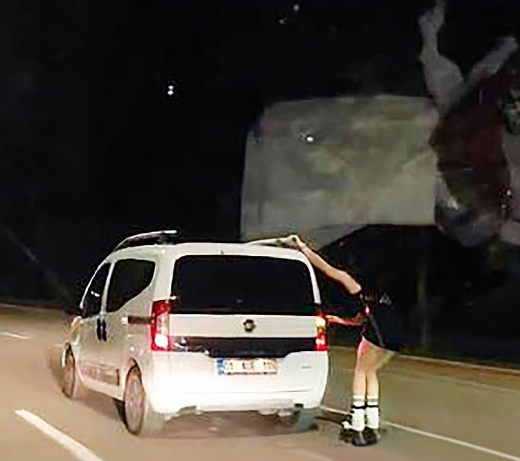 Adana'da patenli genç kızın hareket halindeki araca tutunması kameraya yansıdı