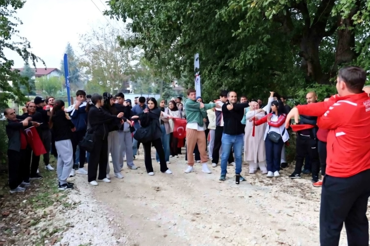 Düzce'de Cumhuriyet'in 103. yılı dolayısıyla doğa yürüyüşü düzenlendi