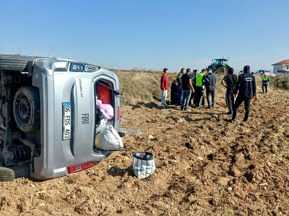 Çorum'da bariyerlere çarpan hafif ticari araç tarlada takla attı