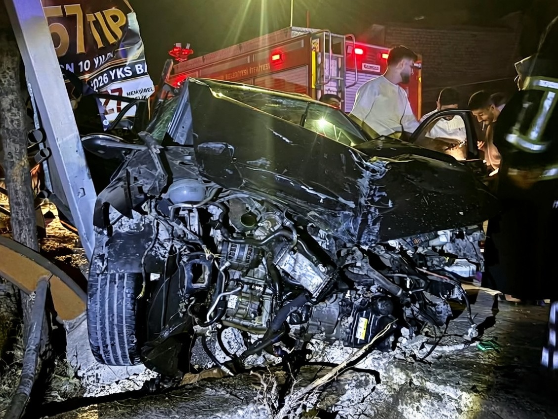 Mardin Artuklu'da otomobilin reklam panosuna çarpması sonucu 3 kişi yaralandı
