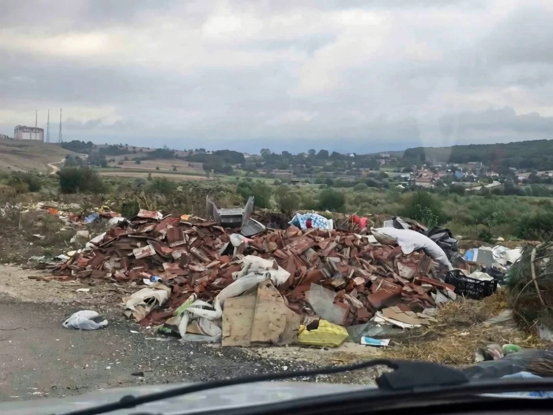 Bolu'da iki köy arasındaki bağlantı yolu kaçak döküm nedeniyle çöplüğe döndü