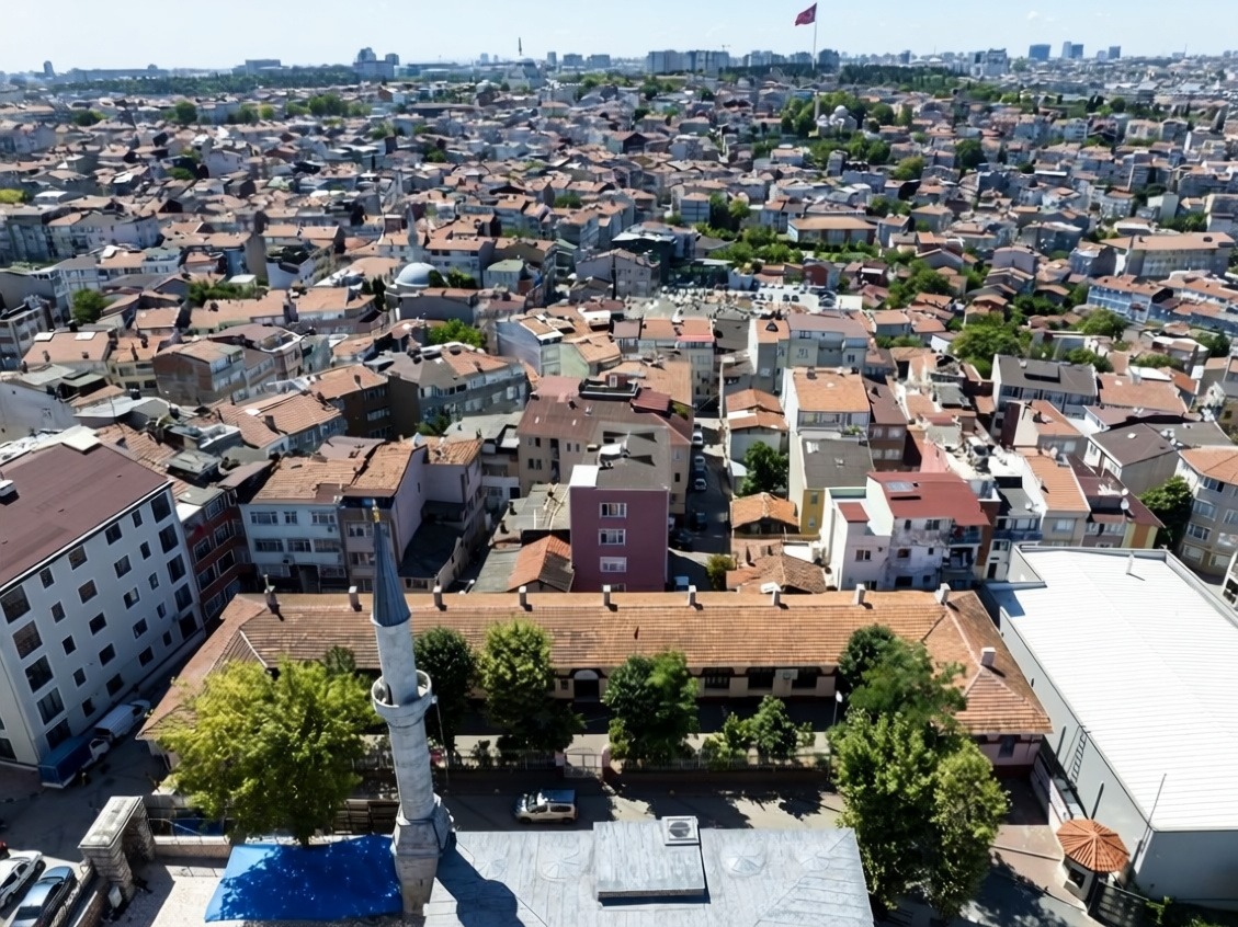 Fatih'teki 16. yüzyıl medresesi Fethiye İmam Hatip Ortaokulu olarak hizmet veriyor