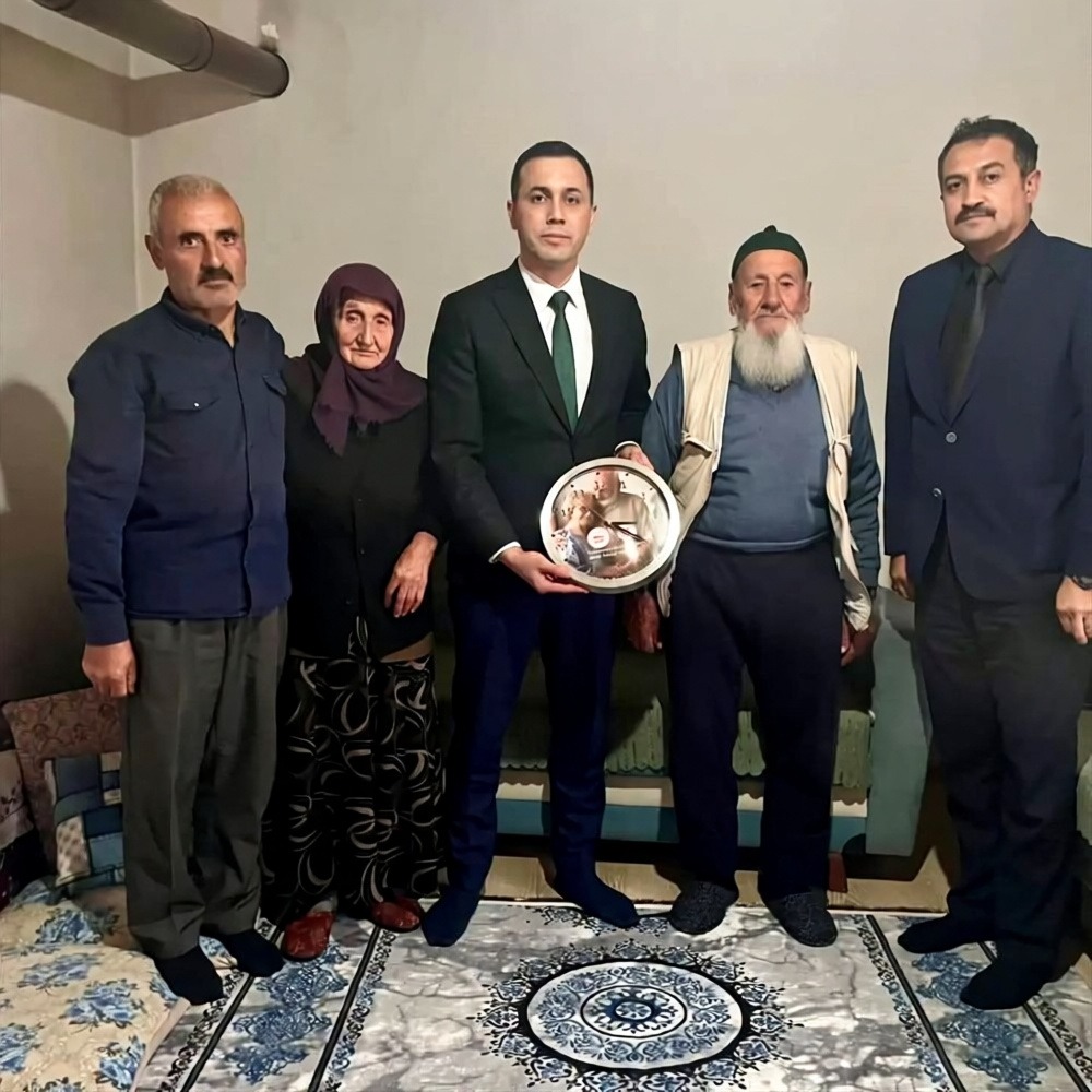 Ulaş Kaymakamı Veli Avcı yaşlıları evlerinde ziyaret etti