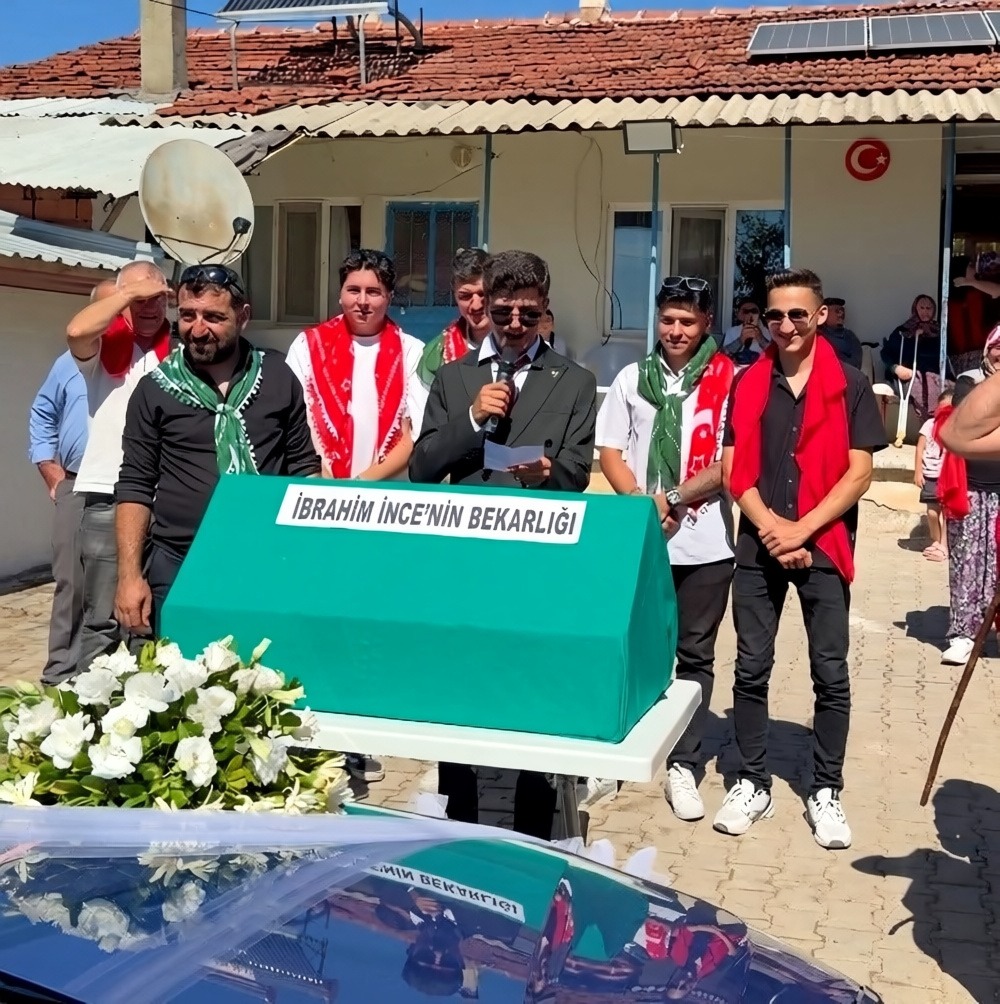 Bilecik'te köy düğününde damat arkadaşları tarafından çatıya çıkarıldı