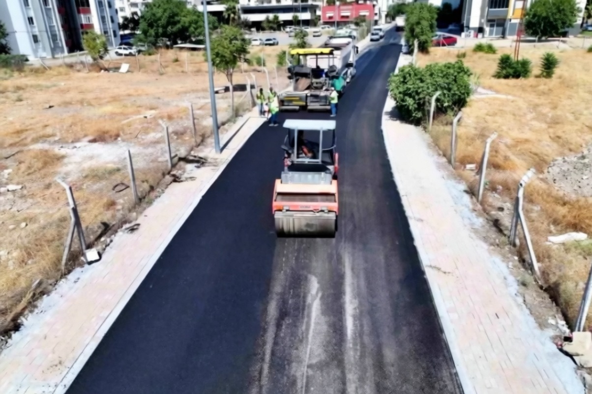 Efeler Belediyesi Yedi Eylül Caddesi'nde sıcak asfalt serimine başladı