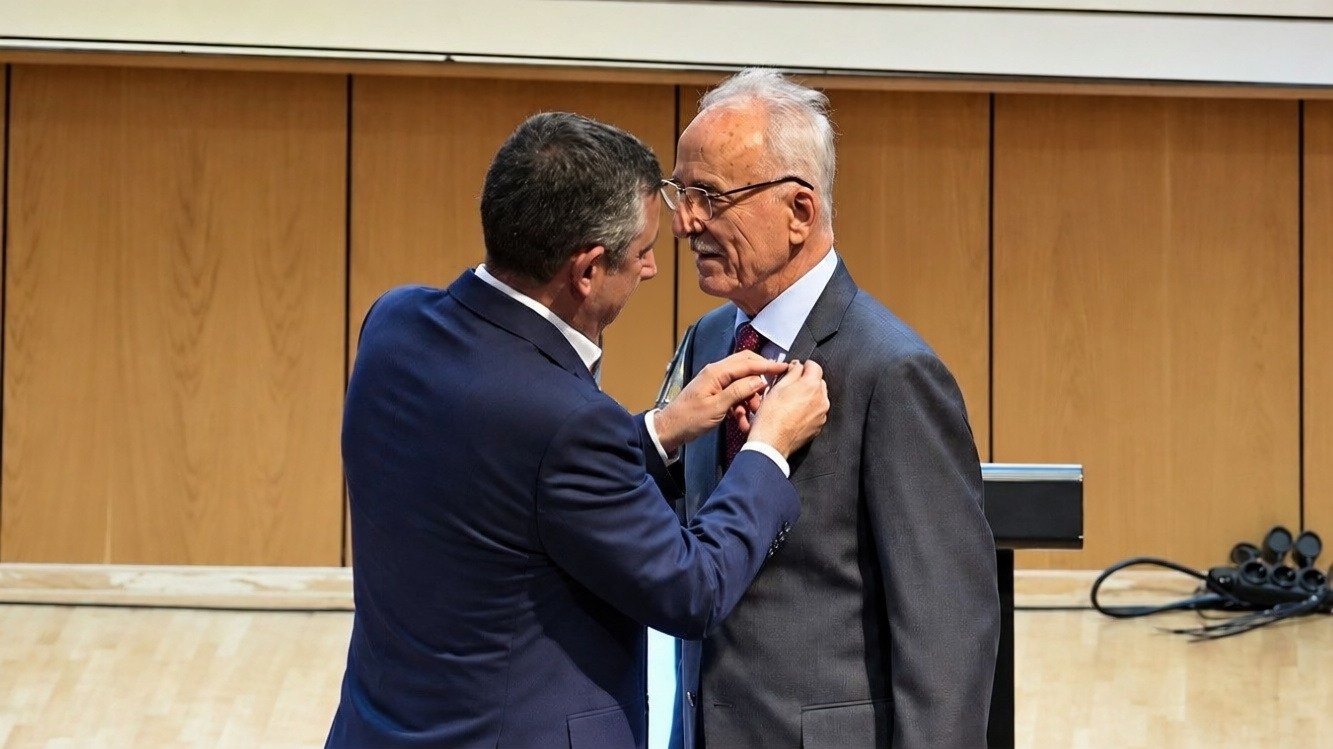 Özgür Özel Ankara'daki ön seçimde Murat Karayalçın'a rozet taktı