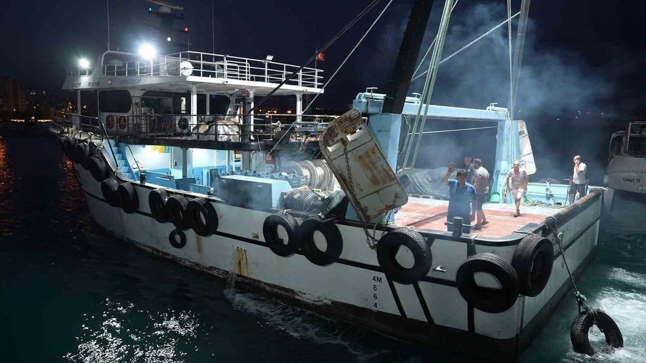 Mersin'de 409 tekne ve 2 bin balıkçı yeni av sezonu için denize açıldı