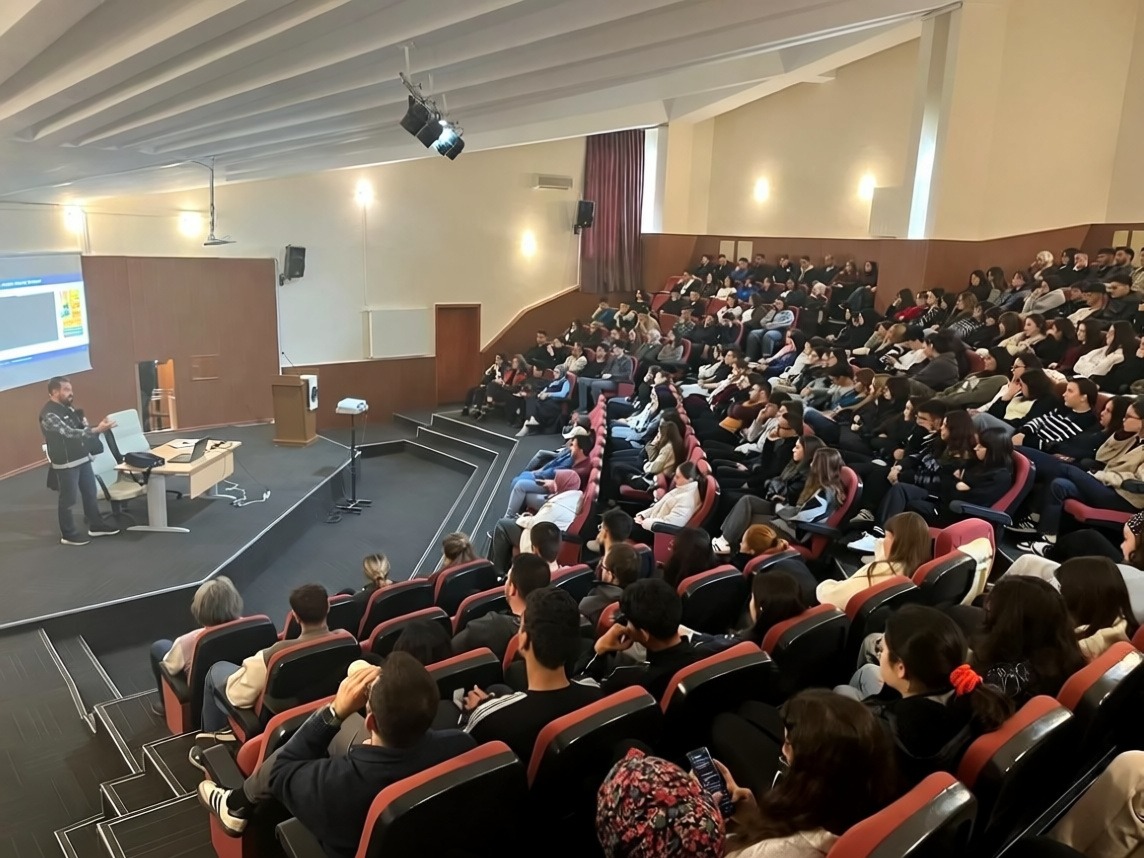 Afyonkarahisar polisi üniversite öğrencilerine uyuşturucu eğitimi verdi
