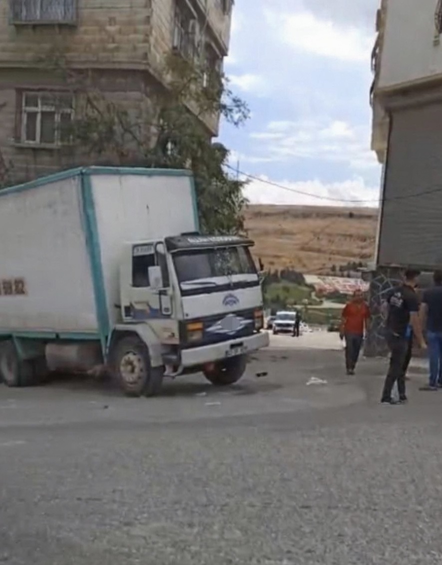 Gaziantep'te freni boşalan kamyon elektrik direği ve eve çarptı