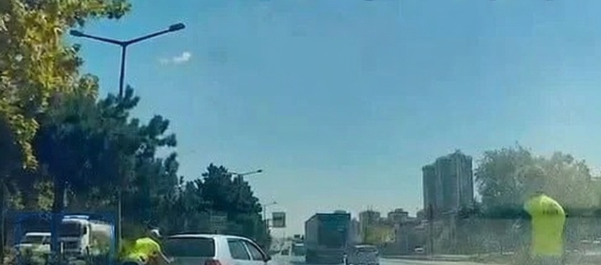 Konya'da arızalanan otomobil trafik ekiplerince güvenli bölgeye taşındı