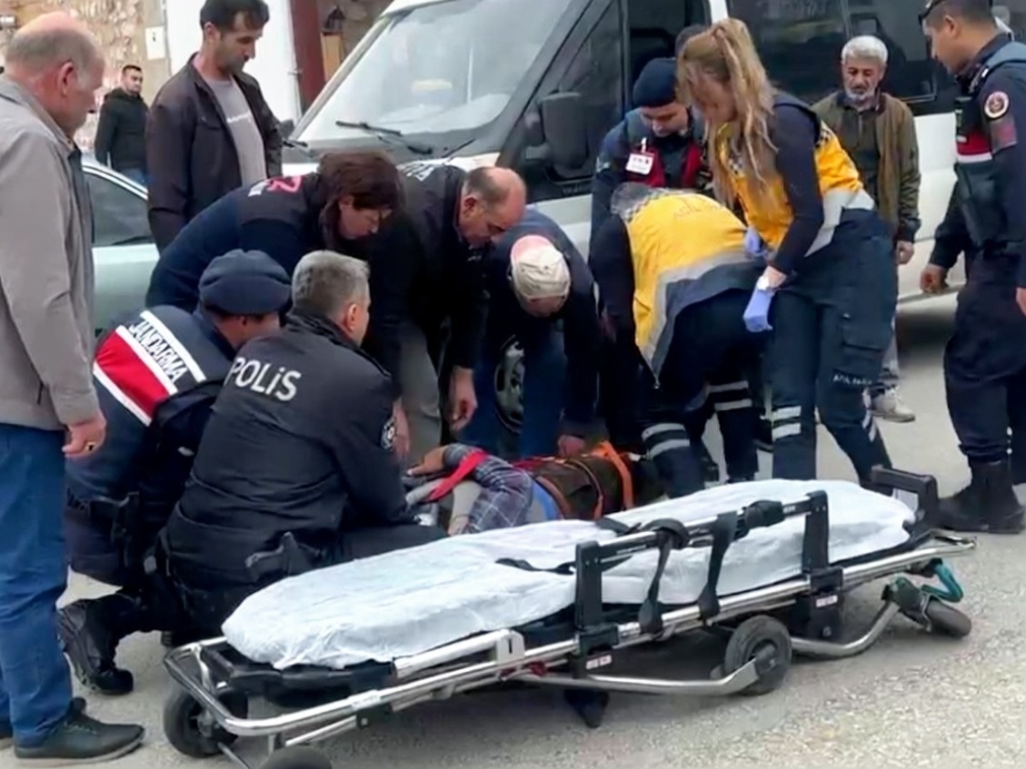 Çorum'un Alaca ilçesinde otomobilin çarptığı yaya yaralandı