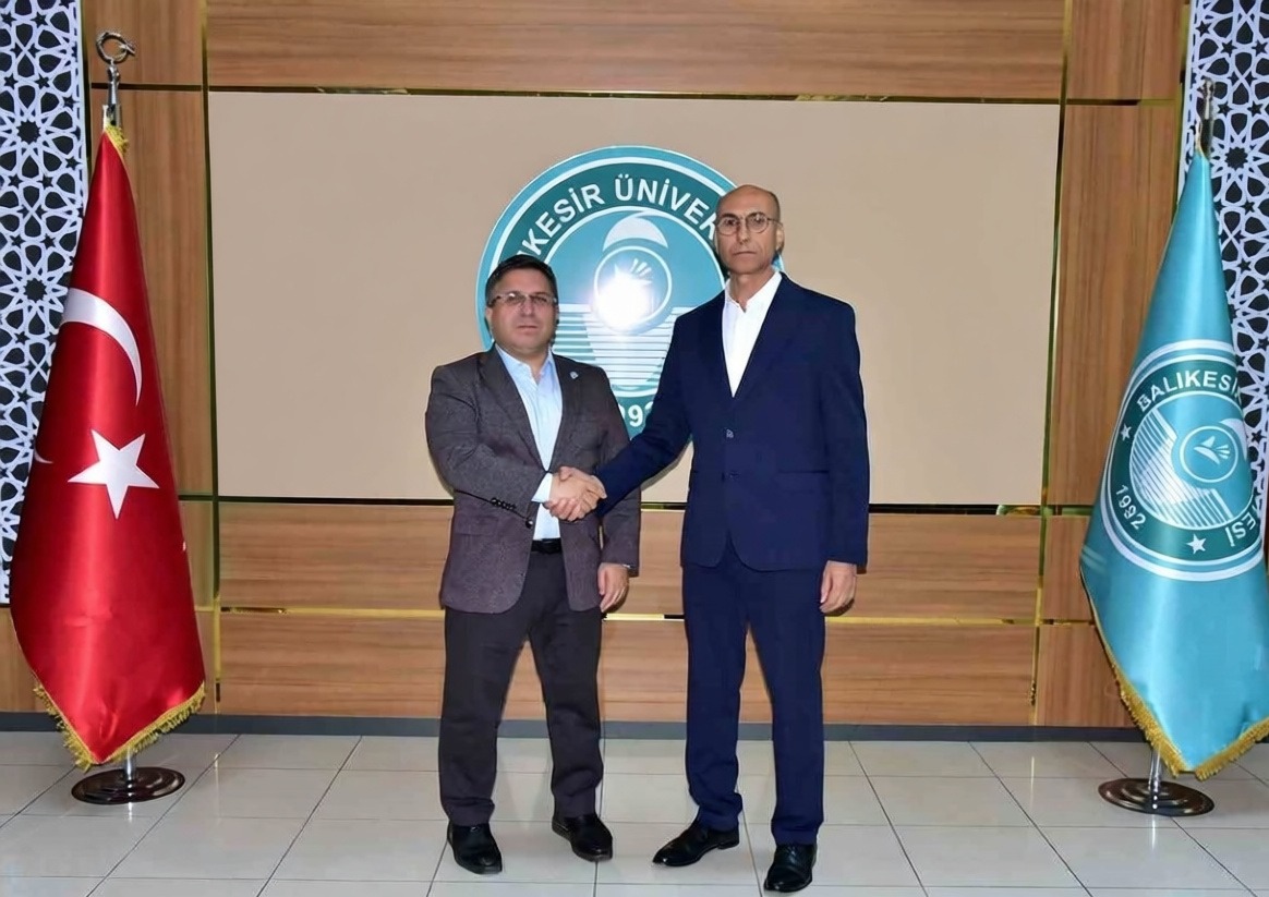 Rektör Oğurlu, ses sistemi bağışlayan İbrahim Duru'ya plaket sundu