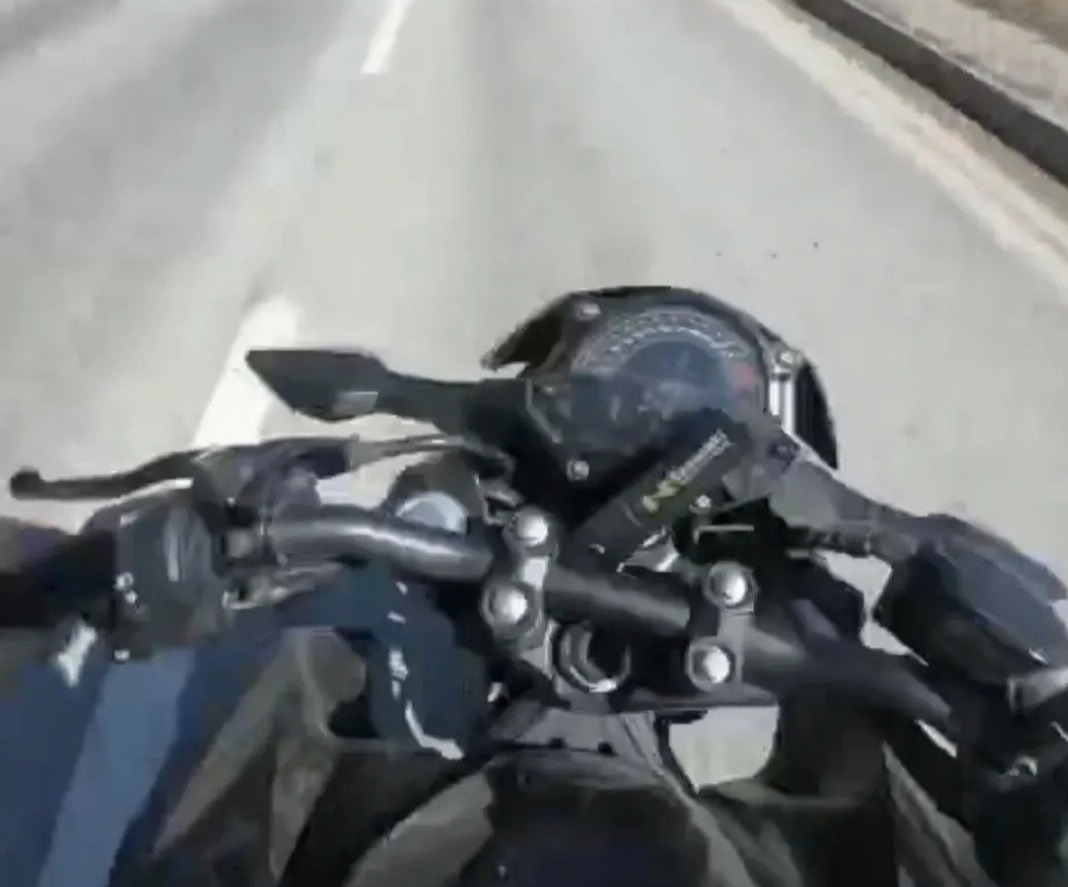 Eskişehir'de motosiklet sürücüsü şerit değiştirirken kontrolden çıktı